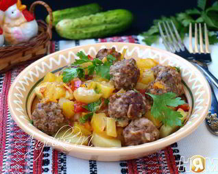 Мясные фрикадельки с овощным соусом