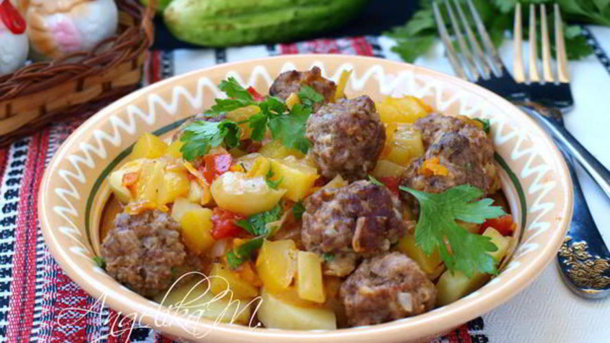 Рецепт мясных фрикаделек с овощным соусом