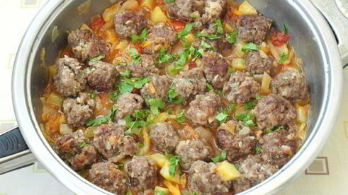 мясные фрикадельки с овощным соусом