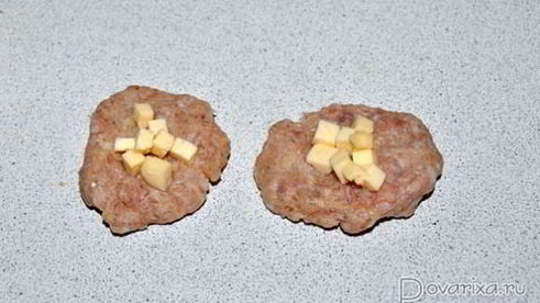 мясные фрикадельки с сырной начинкой