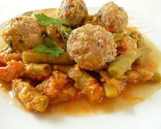 Спаржевая фасоль с фрикадельками в пикантном соусе