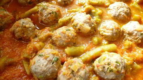 спаржевая фасоль с фрикадельками в пикантном соусе