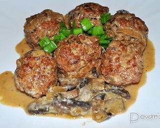 Тушеные фрикадельки в грибном соусе
