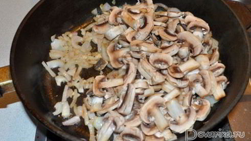 тушеные фрикадельки в грибном соусе