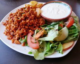 Быстрый веганский обед с гюросом, жареной картошкой и соусом дзадзики