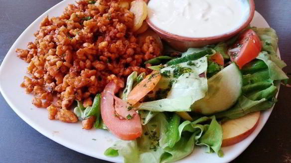 Рецепт Быстрого веганского обеда с гюросом, жареной картошкой и соусом дзадзики