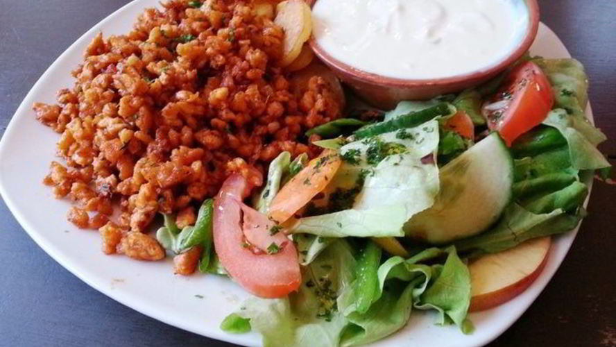 Рецепт быстрого веганского обеда с гюросом, жареной картошкой и соусом дзадзики