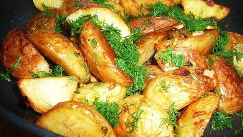 картофель по-деревенски с чесноком и укропом