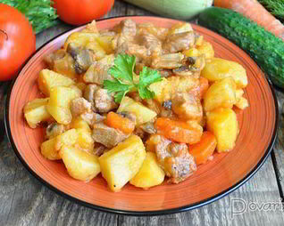 Картофель с мясом и грибами в томатном соке