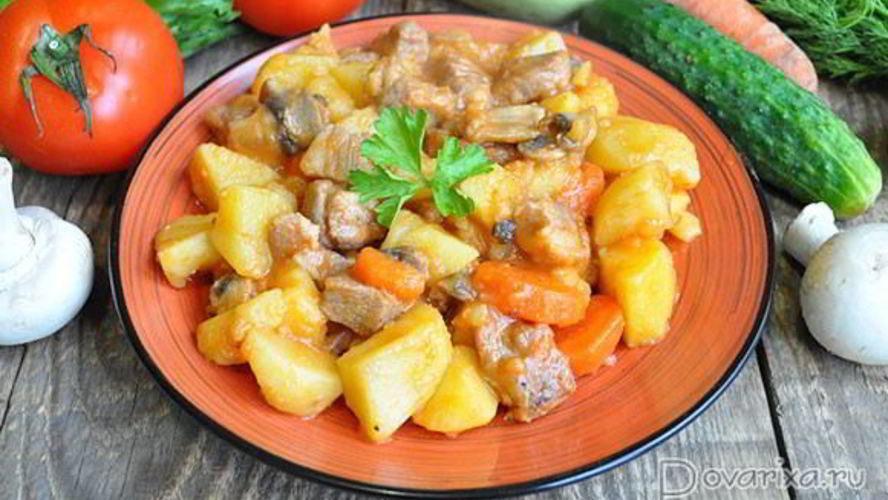 Рецепт картофеля с мясом и грибами в томатном соке
