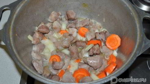 картофель с мясом и грибами в томатном соке