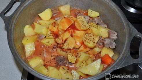 картофель с мясом и грибами в томатном соке