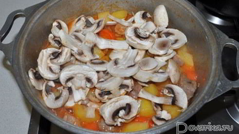 картофель с мясом и грибами в томатном соке
