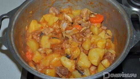 картофель с мясом и грибами в томатном соке