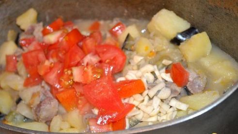 молодой картофель с мясом и овощами