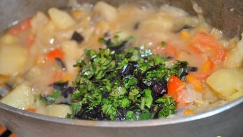 молодой картофель с мясом и овощами