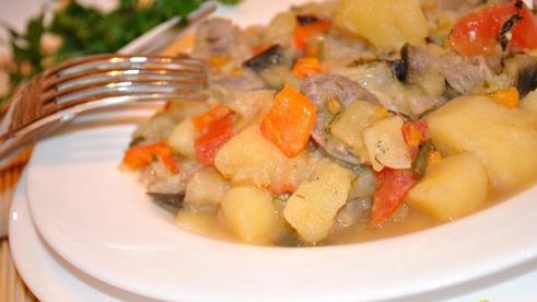 молодой картофель с мясом и овощами