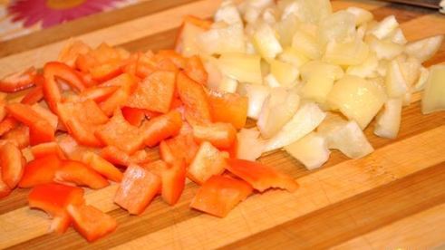 молодой картофель с мясом и овощами