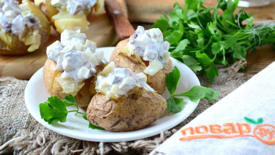 Рецепт печеного картофеля с селедочным соусом