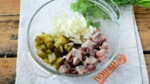 печеный картофель с селедочным соусом