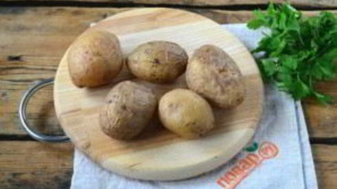 печеный картофель с селедочным соусом