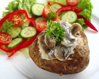 Печеный картофель со сливочным соусом из грибов, бекона и зеленого перца