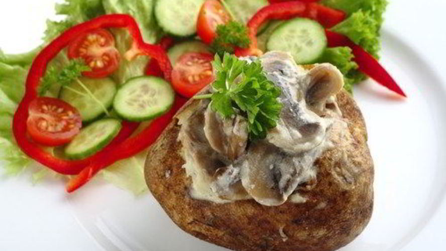 Рецепт печеного картофеля со сливочным соусом из грибов, бекона и зеленого перца
