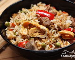 Рис со свининой, омлетом и овощами