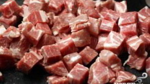 рис со свининой, омлетом и овощами