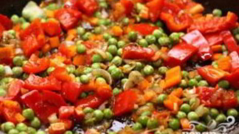 рис со свининой, омлетом и овощами