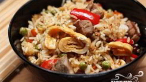 рис со свининой, омлетом и овощами