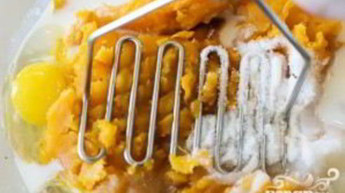 сладкий картофель с молоком и орехами