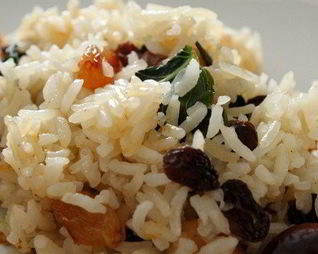 Сладкий рис с орешками кешью, сухофруктами и мятой