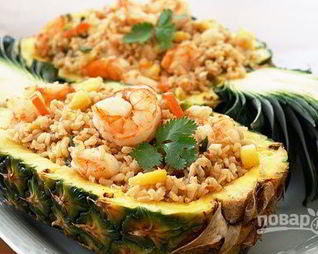 Тайский рис с креветками в ананасе