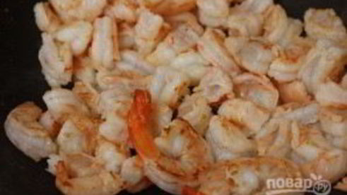 тайский рис с креветками в ананасе