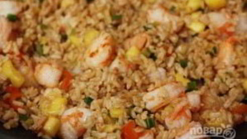 тайский рис с креветками в ананасе