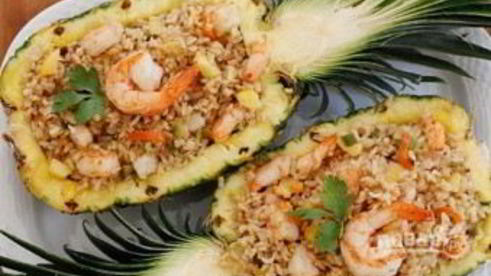 тайский рис с креветками в ананасе
