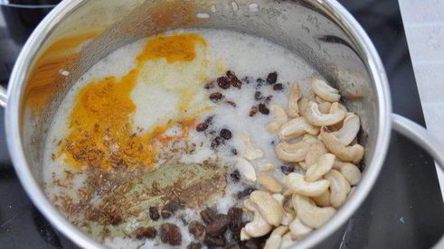 восточный рис с кокосовым молоком, изюмом и кешью