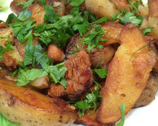 Жареный картофель с лисичками и луком