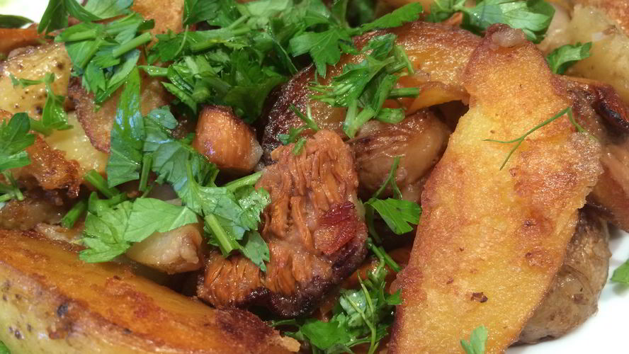 Рецепт жареного картофеля с лисичками и луком