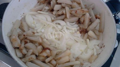 жареный картофель с луком