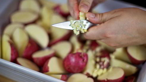 жареный картофель в духовке