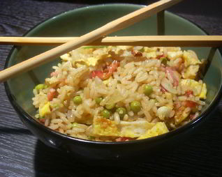 Жареный рис с омлетом