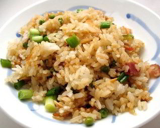 Жареный рис с яйцом и беконом