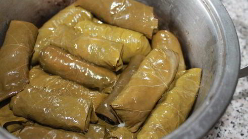 долма в виноградных листьях