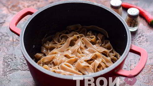 гречневая лапша с курицей и овощами