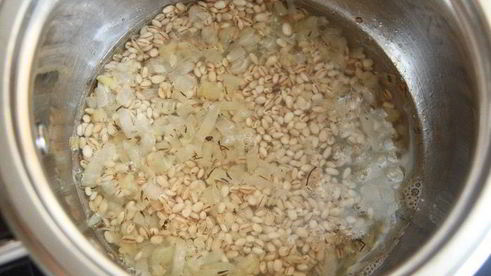 фаршированные перловкой грибы