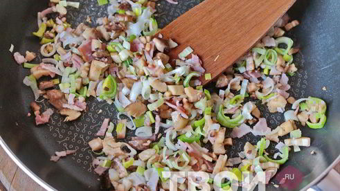 грибы, фаршированные рисом