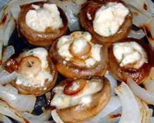 Грибы на гриле, с луком и сыром Горгондзола