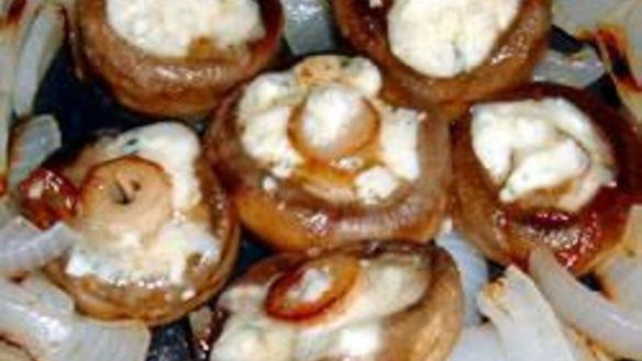 Рецепт Грибов на гриле, с луком и сыром Горгондзола